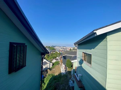 この現地からの眺望は開放感あふれる景色が魅力です。遠くまで見渡せるこの場所で自然の美しさを感じられます。晴れた日には青空を背景にした家々が美しく映えリラックスできる時間を過ごせます。