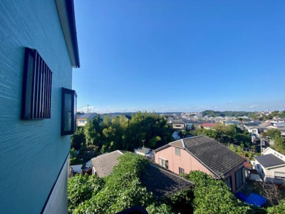 澄み渡る青空と遠くに広がる街並みが毎日の暮らしに特別なひとときを提供します。窓からのこの眺望は心をリフレッシュさせるのに最適です。自然に囲まれた穏やかな環境が日々の暮らしに落ち着きを与えてくれます。