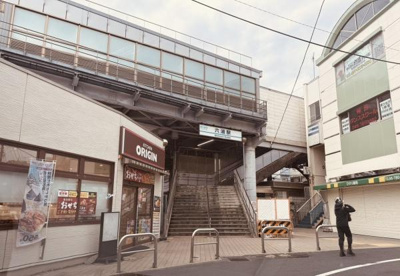 活気ある街の便利な駅前が魅力的です。周辺には商業施設が充実しており日常の利便性が高い環境です。開放的なデザインの駅が特徴で利用者にとってアクセスしやすいです。