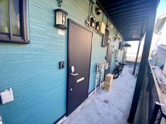 落ち着いた外観のエントランスが毎日の出入りを快適にしてくれます。広々とした共有スペースが住民同士の距離を程良く保ちます。照明がしっかりと設置されており夜間も安心です。