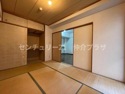 畳の香りがホッとする和室になります。