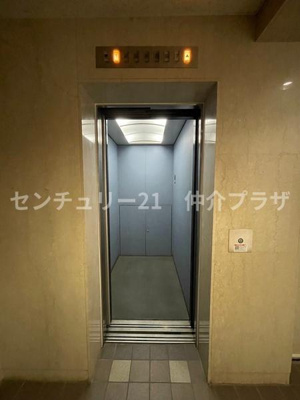 便利なエレベーターが備わっており日々の移動がスムーズです。清潔感のある内部で安心して利用できます。ゆったりとした空間が魅力で多くの方に快適にご利用いただけます。