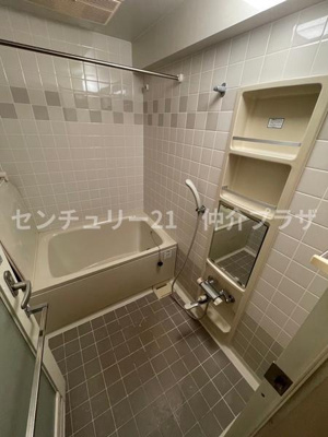 清潔感のあるバスルームで快適な入浴時間をお楽しみいただけます。シンプルで落ち着いたデザインが魅力です。使いやすいレイアウトが日常の疲れを癒やします。