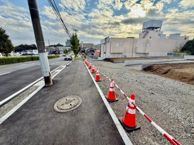 広々とした前面道路があり移動が便利です。周囲の建物とも調和した静かな環境が魅力です。通行がスムーズで快適なアクセスをサポートします。都市との程よい距離感が心地よいエリアです。