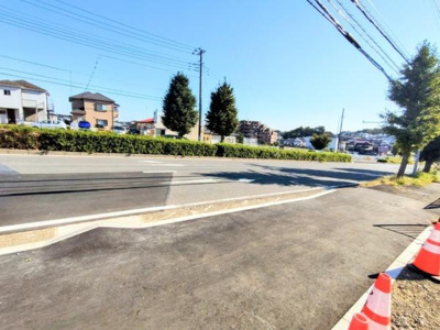 広々とした前面道路がありアクセスの利便性を感じさせます。周辺は整った街並みで日常の生活に適しています。視界が開けており開放感を楽しめる立地です。
