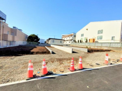 広々とした土地でこれからの活用が楽しみです。前面道路の整備状況も良好でアクセスがしやすい立地です。周囲に視界が開けており開放感があります。