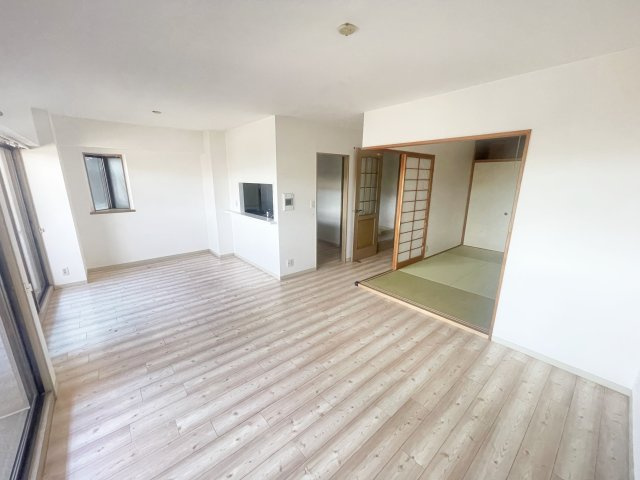 リビングへつながるドアを開くとすぐに開放的なリビングがございます