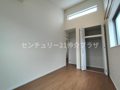 天井が高く開放感のある洋室です。収納スペースがしっかり確保されています。大きな窓から光が差し込み明るい空間となっています。クローゼットも使いやすそうです。室内がすっきりとした印象です。