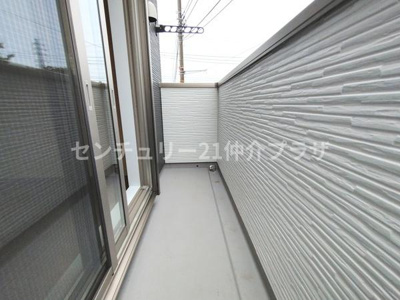 横に長いバルコニーがあり使い勝手の良い空間です。目隠し高さの壁面で外からの視線にも配慮されています。手すり壁はシンプルなデザインで落ち着いた雰囲気です。雨の日も安心の屋根付きの一部が便利です。