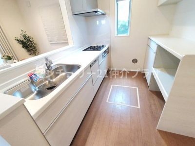 明るい色合いで統一されたキッチンは清潔感があります。スッキリとしたシンクと広めのワークトップが使いやすそうです。収納スペースも充実しており小窓があるので換気もしやすいです。