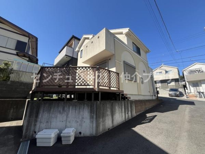 広々とした前面道路が確保されたロケーションに位置しています。敷地の立地が際立ち開放感が感じられます。隣接する建物と適度な距離が保たれプライバシーにも配慮されています。