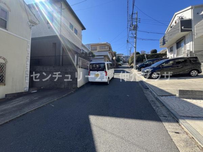 周辺は整然とした住宅街で落ち着いた環境が広がります。道路も広く車の通行がしやすい設計です。周辺には駐車スペースも確保されていますので来客時も安心です。
