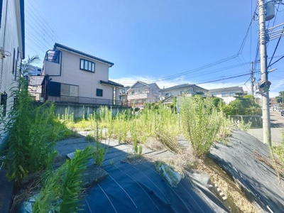 閑静な住宅街に位置し周辺には落ち着いた雰囲気の住居が並んでいます。ゆったりとした敷地で開放感があります。現地土地写真から日当たりの良さが感じられます。道路へのアクセスも便利な立地です。