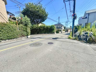 前面道路は幅員があり車の通行やすれ違いも安心です。周囲には緑が豊かに広がり視界も良好です。周辺環境が整っており落ち着いた雰囲気が感じられます。