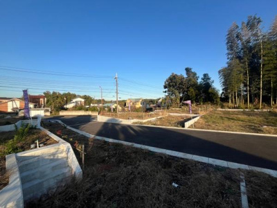 こちらの土地は緑豊かで自然に囲まれた場所に位置しています。静かな環境で落ち着いた暮らしを実現できます。道路も整備されており便利なアクセスが魅力です。