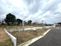 広々とした敷地が特徴の外観です。周囲の自然と調和した佇まいが魅力的です。自分好みの住まいを創造する絶好の機会となるでしょう。思わず夢がふくらむ環境です。