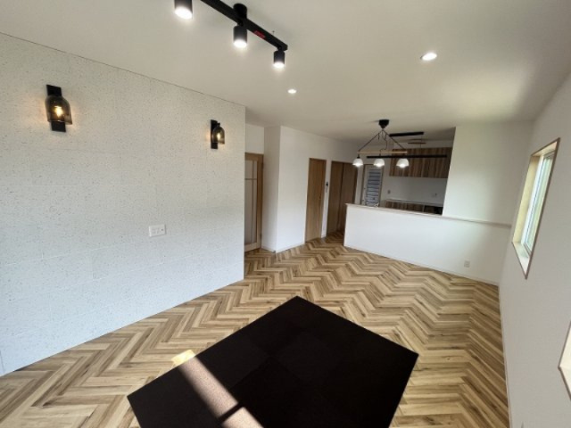 ヘリンボーンの床が目を引くデザイン性の高いLDK。アートや家具が映える、こだわりが詰まった空間です。