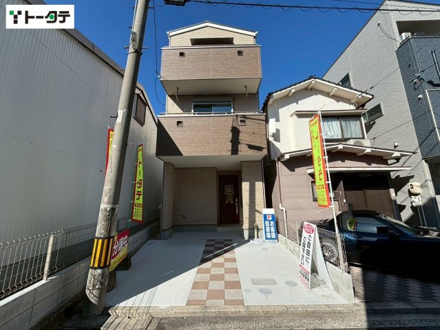 南東向きの公道に面しており、心地よい朝日が差し込む明るい住まい。駐車場は1台利用可能！