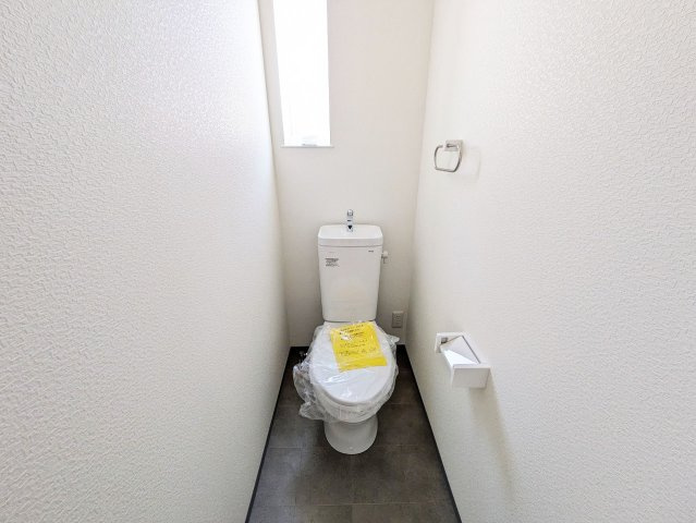 シンプルで使いやすい暖房・温水シャワー洗浄機能付きトイレは標準装備です！