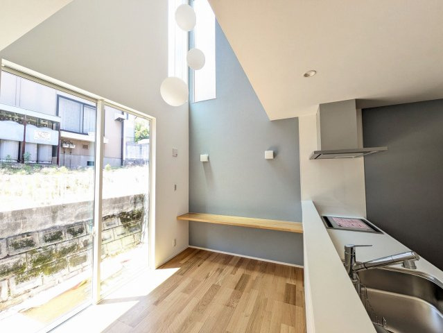 大きな吹抜けが家族団らんの食卓を演出。家具の配置が楽しくなります