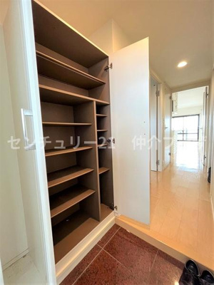 広々とした収納スペースが魅力で住まいをすっきりと整理整頓できます。複数の棚が設けられており多様なアイテムを効率よく収納できます。収納内の設計が工夫されており使いやすさを追求しています。