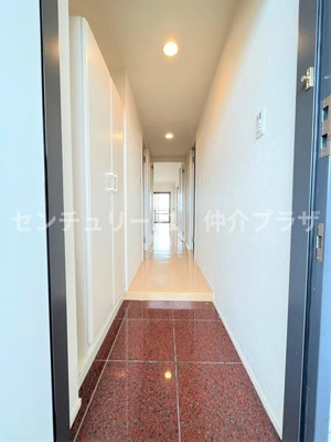 広々とした玄関が住まいの第一印象を明るく演出します。シンプルなデザインでありながら機能性を重視した空間設計が魅力的です。来客時にも安心してお迎えできるゆとりあるスペースが特徴です。