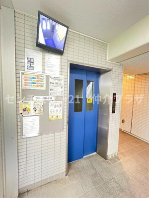 洗練されたエントランスが訪れる方々を迎え入れます。明るい照明で安全性を確保し清潔感のある空間が魅力です。エレベーターも完備され快適な移動が可能です。