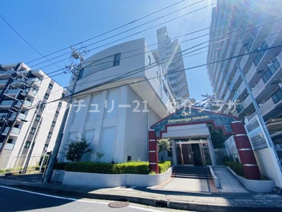 この物件はモダンな外観とともに貴重な都市の中の一隅を提供しています。周囲には高層ビルが立ち並び都会の利便性を存分に享受できます。エントランスは優雅に設計され訪れる人に好印象を与えるでしょう。