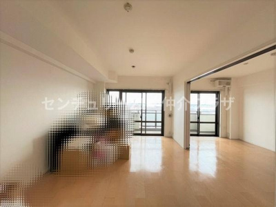 広々としたリビングは明るい自然光が差し込む快適な空間です。窓が多く風通しも良好です。開放的なレイアウトでさまざまなインテリアを楽しめます。清潔感のある床材が魅力的です。