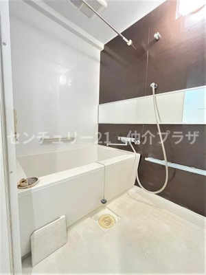 スタイリッシュなデザインのバスルームが魅力です。しっかりとした機能性を兼ね備えた空間で快適に利用できます。清潔感あふれる広さが毎日の生活をより豊かにします。