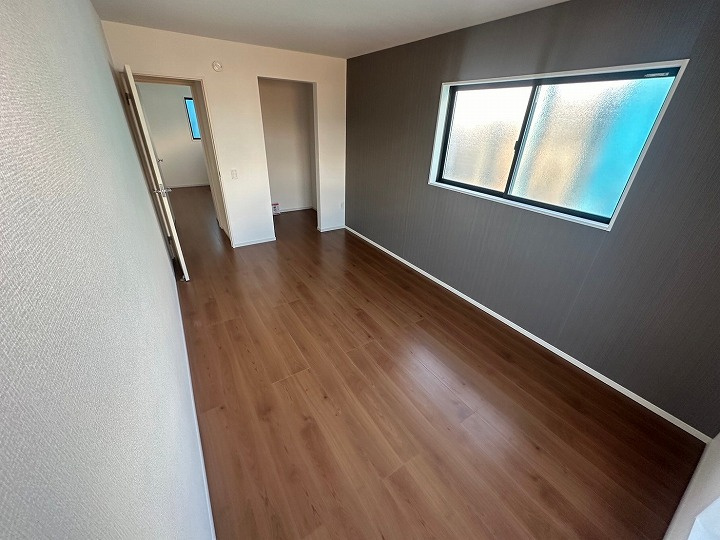 アクセントカラーで上質さを演出した洋室は雑誌にあるようなおしゃれなインテリアをお楽しみいただけます