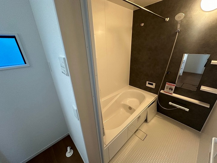 落ち着いた色合いの壁面が特徴の浴室。ゆっくり寛ぐ事の出来る空間です