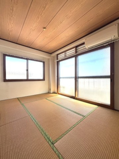 リビング隣の和室は、趣ある安らぎ空間。来訪時や家事スペースとしても重宝します♪♪