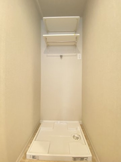 広々としたランドリースペースです。 洗濯機置き場の真上にも充実した収納スペースが備え付けられております。