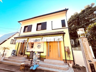 落ち着いた色調の外観が特徴的な物件です。2階建ての構造が安定感を感じさせ安心感を与えます。広々としたエントランスが訪れる人を温かく迎え入れます。