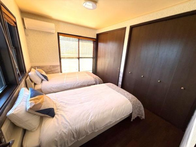 落ち着いたカラーリングが魅力の寝室です。大きなクローゼットがあり収納に便利です。窓からの自然光が心地よく清潔感があります。エアコンも完備され快適な空間が広がっています。