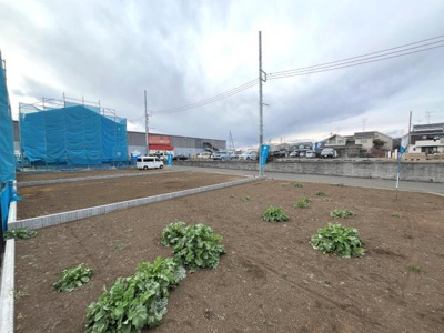 広々とした敷地で自由なプランが実現可能です。開放感のある場所で様々な用途に対応します。周囲には建設中の建物がありこれからの街づくりが楽しみです。便利な立地で多彩な可能性を秘めています。