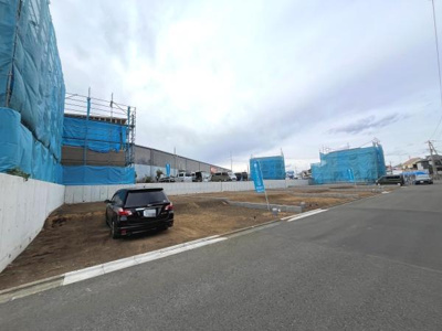 広々とした開放感のある現地からの眺望が魅力です。周囲の建築物とも調和した環境が整っています。視界を遮るものが少なく心が安らぐ景色が広がります。利便性と自然の調和を楽しむことができます。