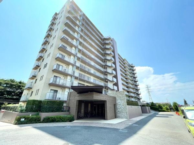 スタイリッシュな外観が印象的なマンションです。高層階からの眺めが楽しめます。緑豊かな環境が魅力の一つです。都市の利便性と静かな環境を両立しています。