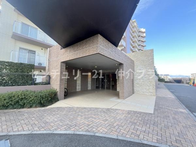 モダンなデザインのエントランスが印象的なマンションです。洗練された外観が訪れる人を惹きつけます。ゆとりあるエントランススペースで快適に出入りできます。