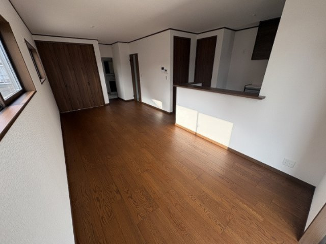 深みのあるフローリングや建具の色合いが、落ち着いた大人の雰囲気を醸し出し空間を演出します。