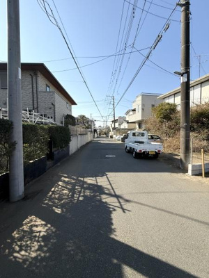 閑静な住宅街に佇むこのエリアは静かで落ち着いた環境が魅力です。道路幅が広く車の通行もスムーズです。周囲には緑が多く日々の生活に自然を感じられます。