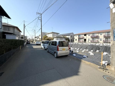 静かな住宅街に位置するこの物件は周辺環境が整っています。前面道路は車の通行に便利な広さがありアクセスが良好です。日当たりが良く開放的な印象を与えます。住み心地の良さを感じられる立地です。