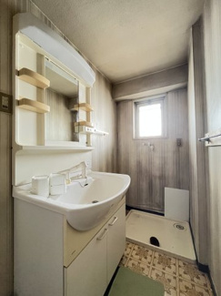 独立洗面台は鏡横に小物を保管する場所があり、歯ブラシなどの収納が便利です♪