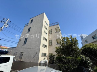 この建物は現代的な外観が印象的で住む人の個性を引き立てます。高層階からは周囲を見渡せる眺望が楽しめそうです。しっかりした造りが安心感を与えます。