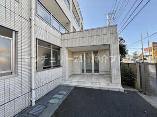 モダンなタイル張りが印象的なエントランスが魅力です。広々とした空間が開放感を演出します。清潔感溢れるデザインで訪れる人を迎え入れます。外観と調和したデザインが洗練された印象を与えます。