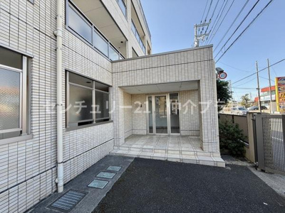 モダンなタイル張りが印象的なエントランスが魅力です。広々とした空間が開放感を演出します。清潔感溢れるデザインで訪れる人を迎え入れます。外観と調和したデザインが洗練された印象を与えます。