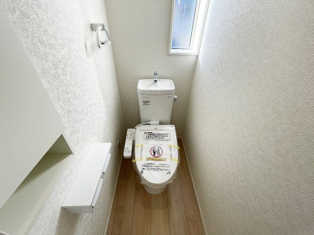 ウォシュレット付きで、窓もあり、明るく爽やかな空間です。
