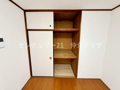 シンプルで使いやすい収納スペースが特徴的です。和室にも調和するナチュラルなデザインです。物が取り出しやすく整理整頓がしやすい間取りです。