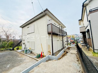 この物件は周囲に広がる閑静な地域に位置しています。駐車スペースも完備され自動車の利用が便利です。